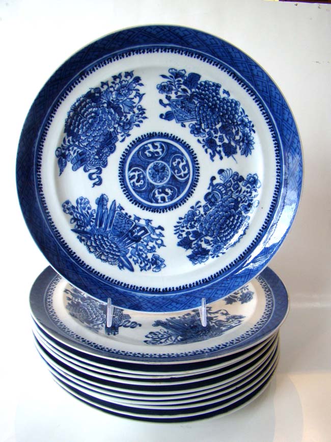 A set of 11 early 19th century Chinese Export Porcelain "Fitzhugh" pattern dinner plates
